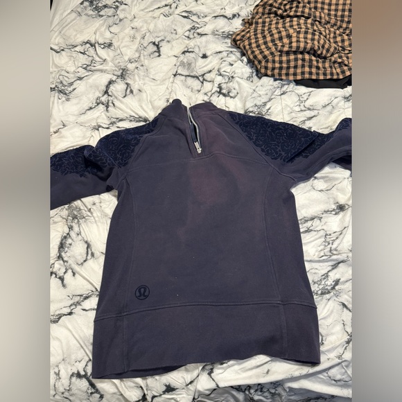 Lululemon funnel neck sweatshirt. Dark blue, size 6. Front pocket & thumb holes - Picture 5 of 6